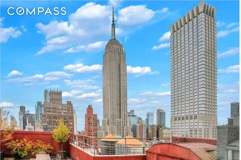 A rare opportunity to own a beautifully renovated loft-style - photo 6
