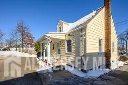 PRIME LOCATION! Well-maintained, spacious, professional office - photo 8