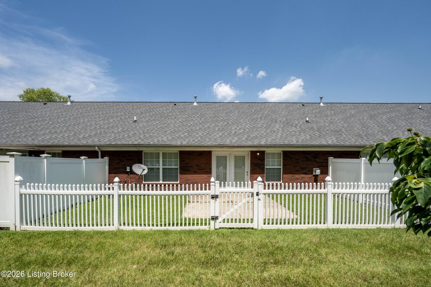 Lovely home priced right to sell. This 2BR 2 full bath open - photo 23