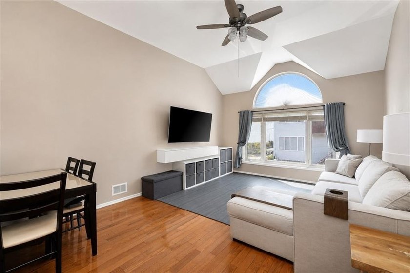 Welcome to 45 Cranford Ct, a beautifully maintained - photo 4