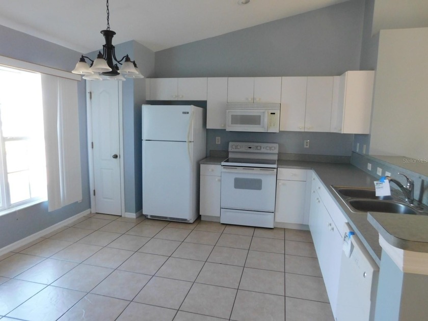 Nice home with 3 bedroom, 2 baths, rear screened porch. Open - photo 4