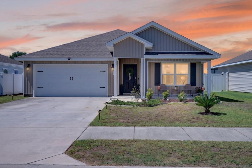 Welcome to 51 Silverthorn Street in Freeport -- a stylish and - photo 2