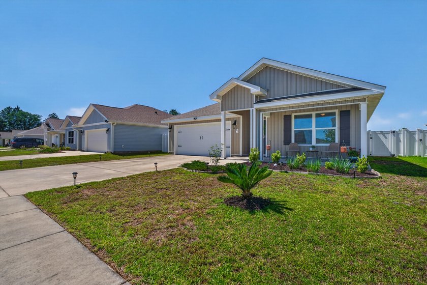 Welcome to 51 Silverthorn Street in Freeport -- a stylish and - photo 5