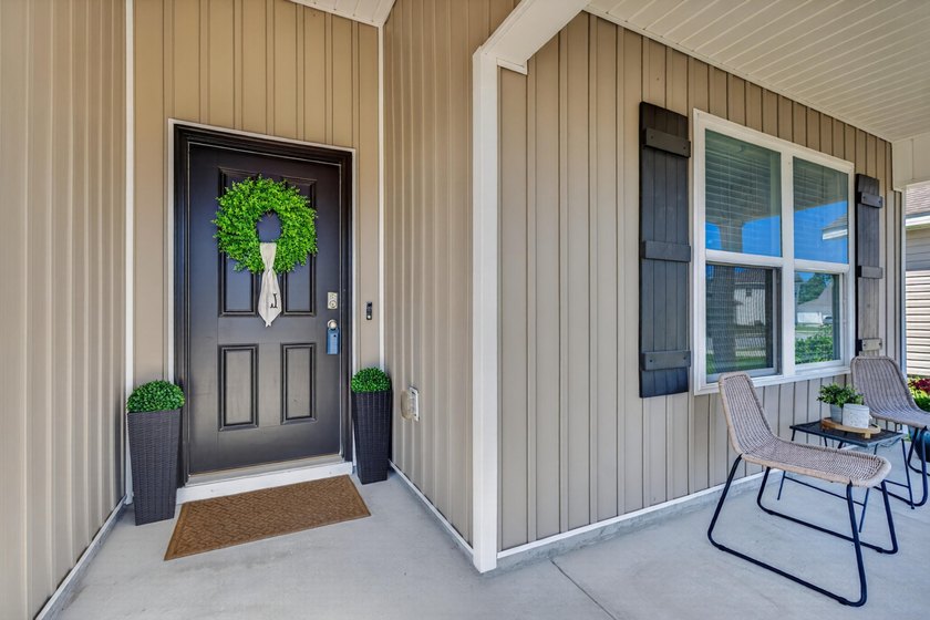 Welcome to 51 Silverthorn Street in Freeport -- a stylish and - photo 10