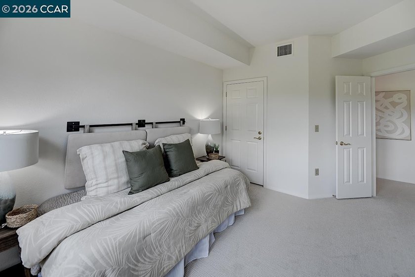 Rarely available penthouse location with beautiful treetop and - photo 24