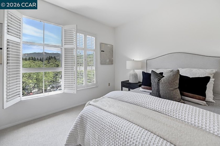 Rarely available penthouse location with beautiful treetop and - photo 29