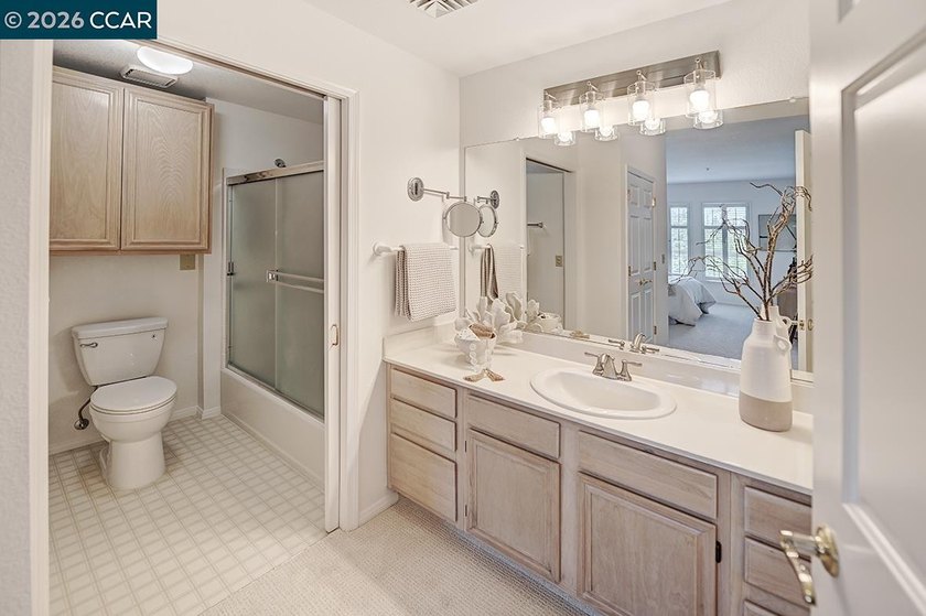 Rarely available penthouse location with beautiful treetop and - photo 34