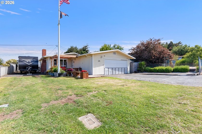 Tastefully updated single-level home in the heart of Coos Bay! - photo 3