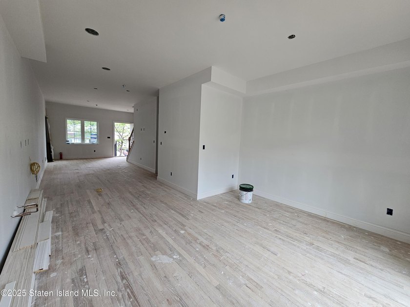Newly built 3 bedrooms, 3 bathrooms house with lots of day - photo 2