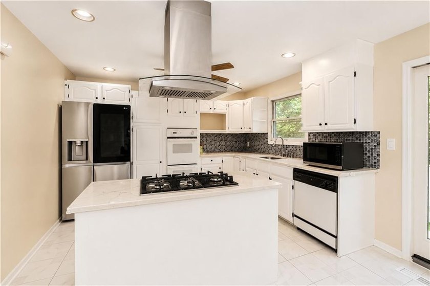 Welcome to this beautifully renovated extra-large 4-bedroom home - photo 9