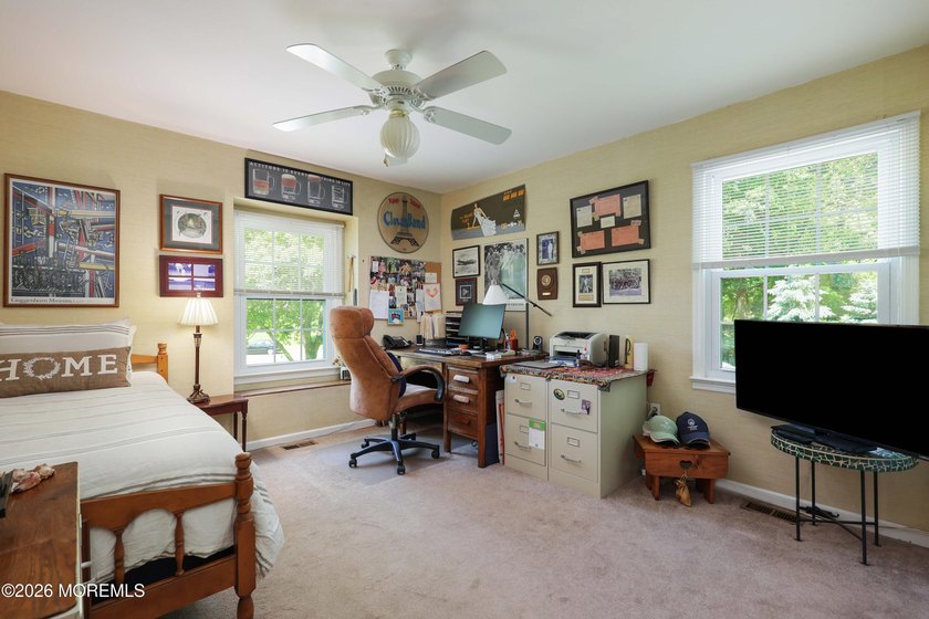 Spacious 5-bedroom, 3-bath Colonial situated on a quiet - photo 31