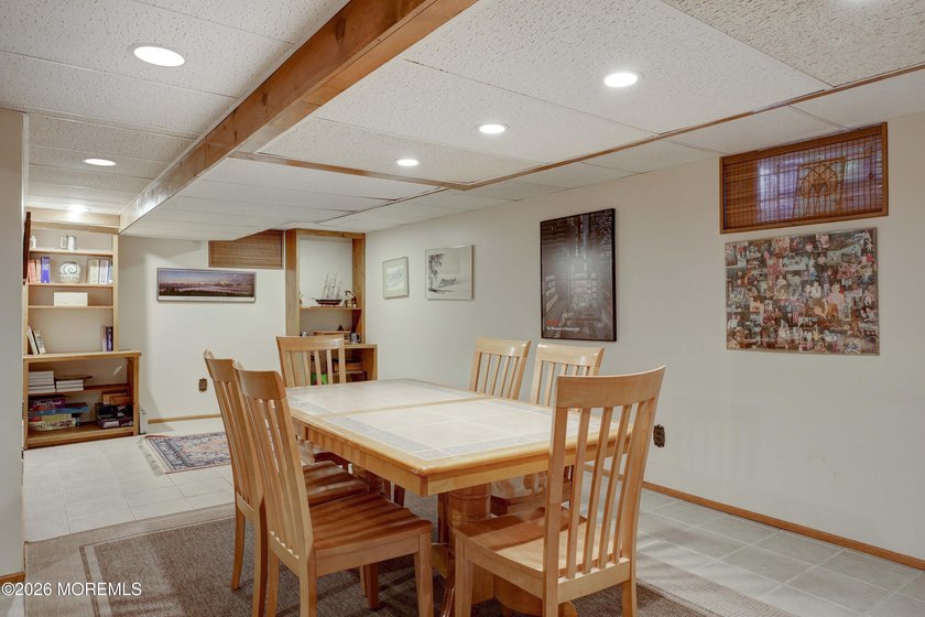 Spacious 5-bedroom, 3-bath Colonial situated on a quiet - photo 33