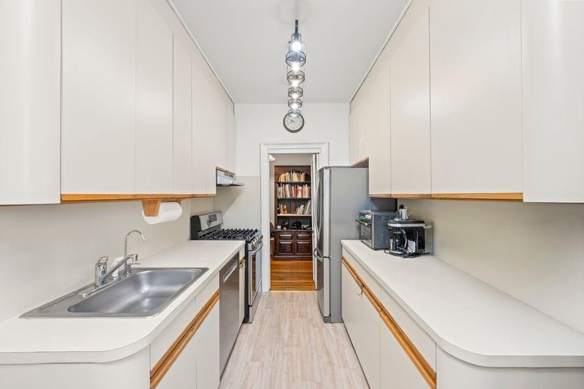 Top-floor living, classic pre-war character,&amp; approximately 900 - photo 3