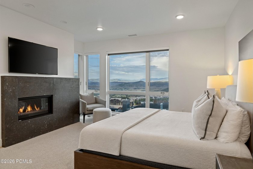 Perched on Apex Residences' coveted Overlook Level, this - photo 4