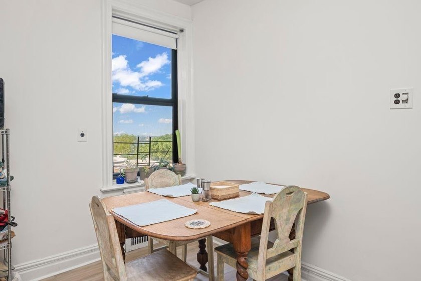 Top-floor living, classic pre-war character,&amp; approximately 900 - photo 5