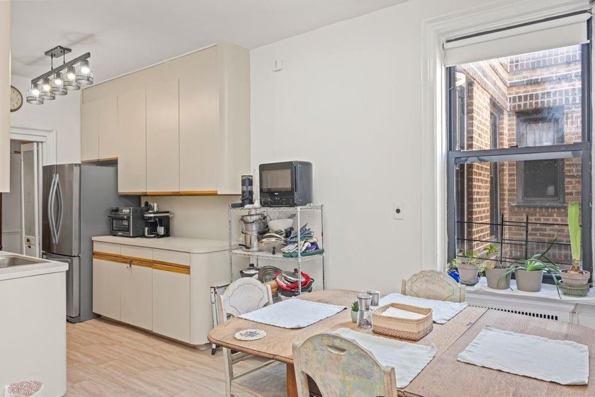 Top-floor living, classic pre-war character,&amp; approximately 900 - photo 6