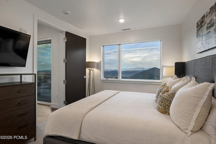 Perched on Apex Residences' coveted Overlook Level, this - photo 8