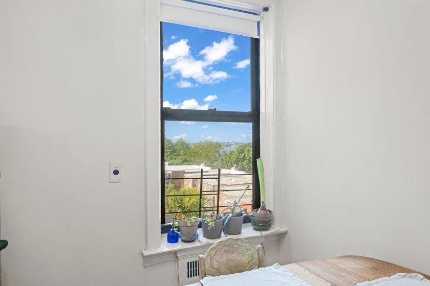 Top-floor living, classic pre-war character,&amp; approximately 900 - photo 9