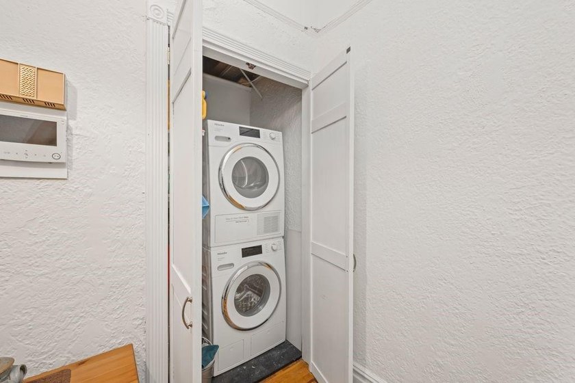 Top-floor living, classic pre-war character,&amp; approximately 900 - photo 10
