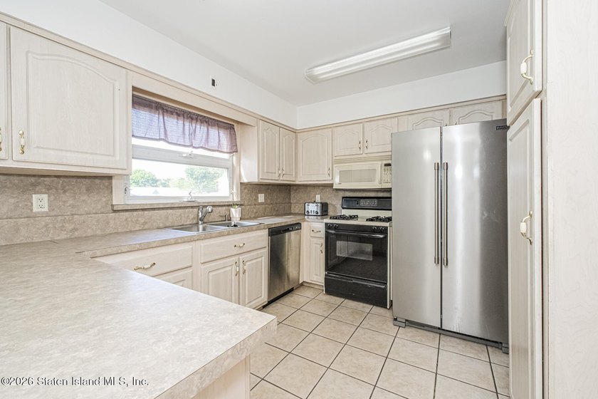 Custom two family detached home located in the exclusive - photo 6