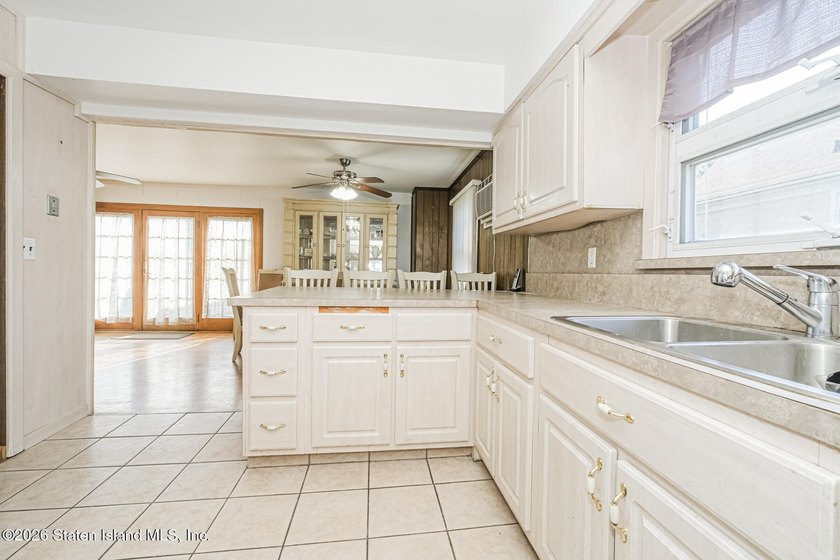 Custom two family detached home located in the exclusive - photo 7