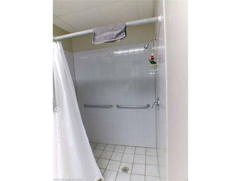 Close to the center of town. 3,200 sq ft office space, contains - photo 12