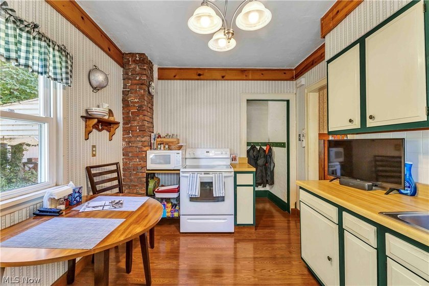 Welcome home to this charming 4-bedroom, 2 full bath Colonial - photo 13