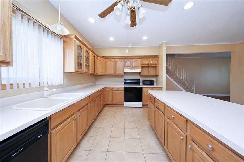 Welcome to this beautiful detached two story single family - photo 5