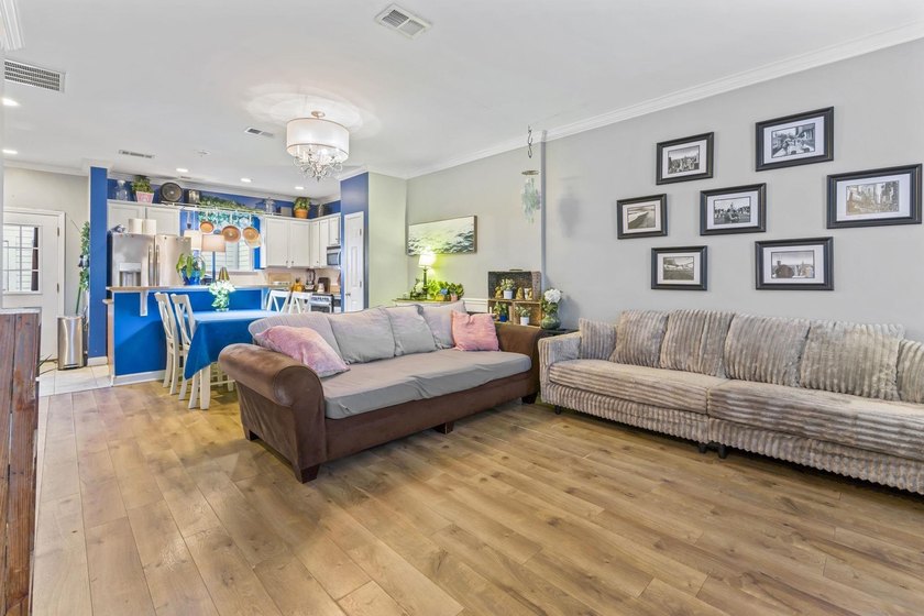 This beautiful townhome sits in the heart of Myrtle Beach, just - photo 4