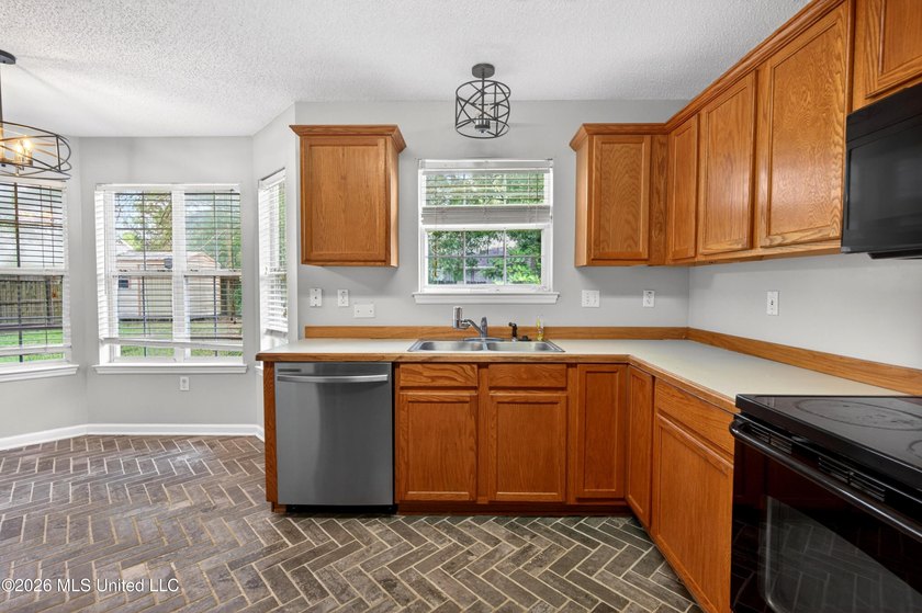 Cozy Home located on a sizable corner lot of Orange Grove in - photo 11