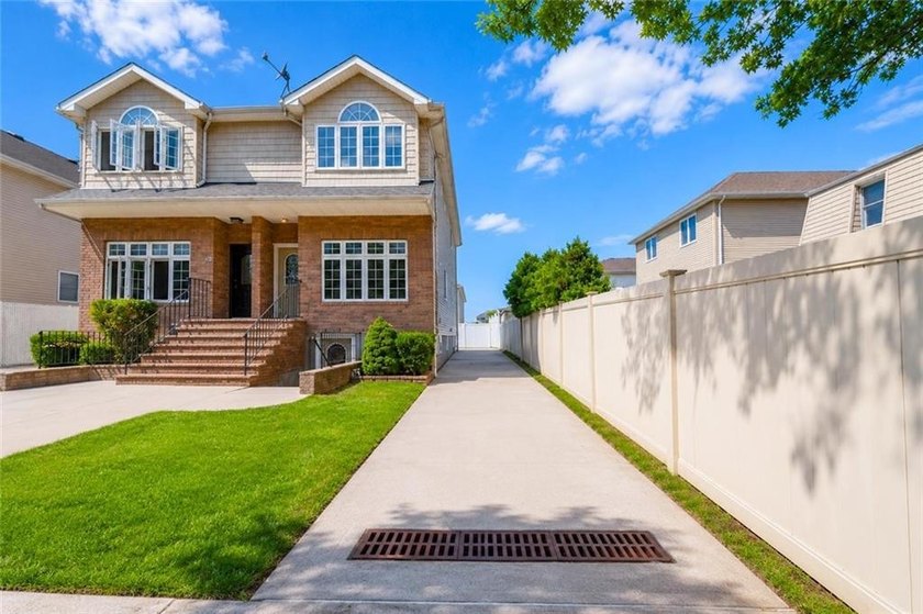Discover 81 Gary Street, an impeccably cared-for residence - photo 3