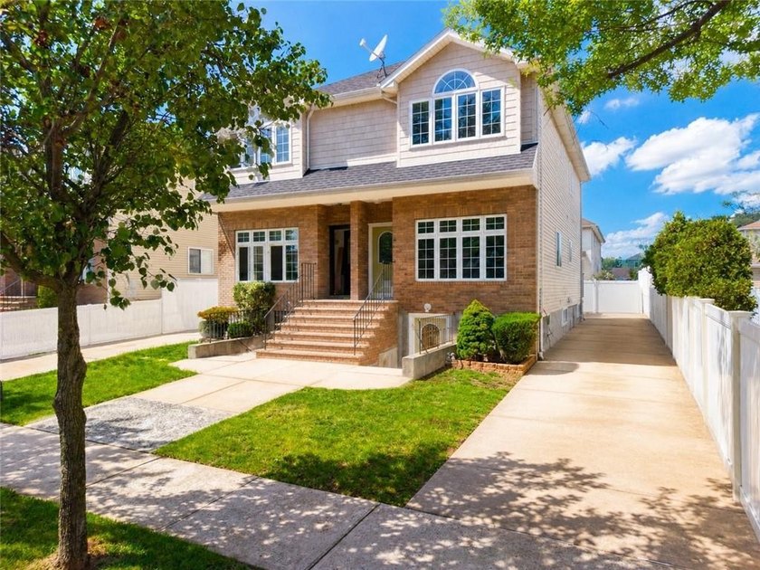 Discover 81 Gary Street, an impeccably cared-for residence - photo 4