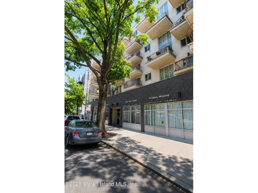 Welcome to this beautifully maintained 2-bedroom - photo 2