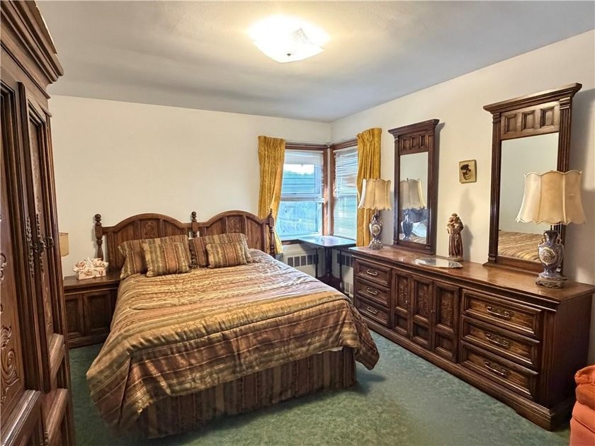 Outstanding opportunity to own a spacious brick ranch on an - photo 3