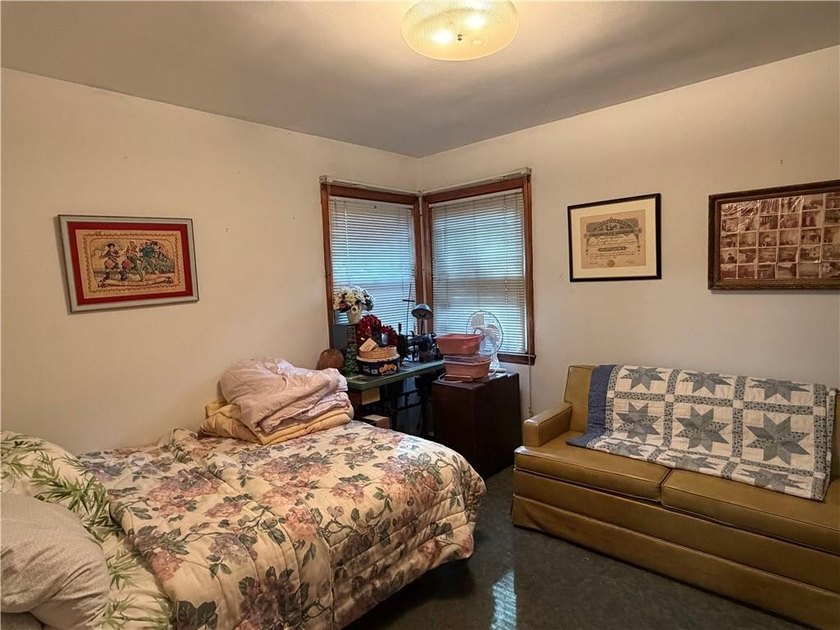 Outstanding opportunity to own a spacious brick ranch on an - photo 4