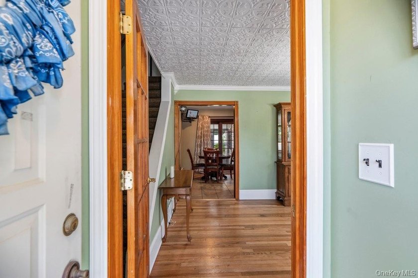 Set on a level, fully fenced property in East Islip, this 3 - photo 4