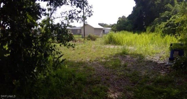 Offering endless possibilities! Nestled in a serene neighborhood - photo 3