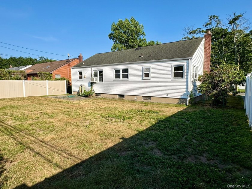 Welcome to this 3 bedroom Ranch on a desirable block in - photo 11