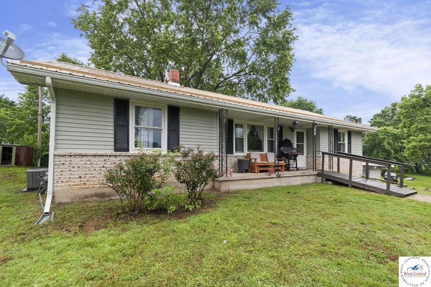 This well-cared-for 4 bedroom, 2 bathroom Warsaw home sits on a - photo 2