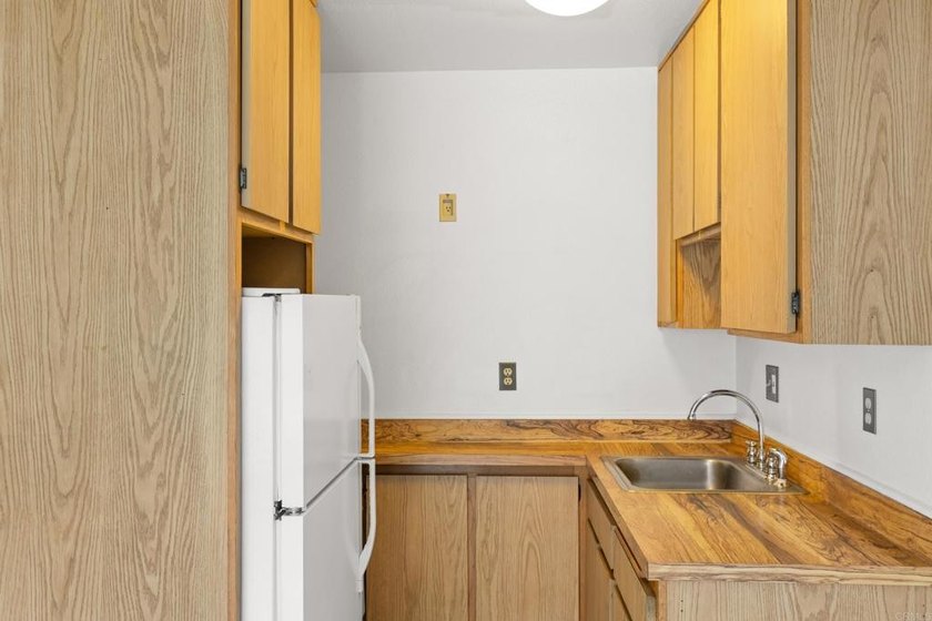 Cute condo in over age 55 complex with no age restriction on - photo 4