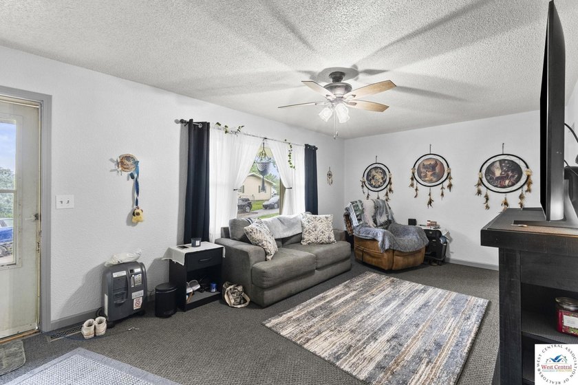 This well-cared-for 4 bedroom, 2 bathroom Warsaw home sits on a - photo 6