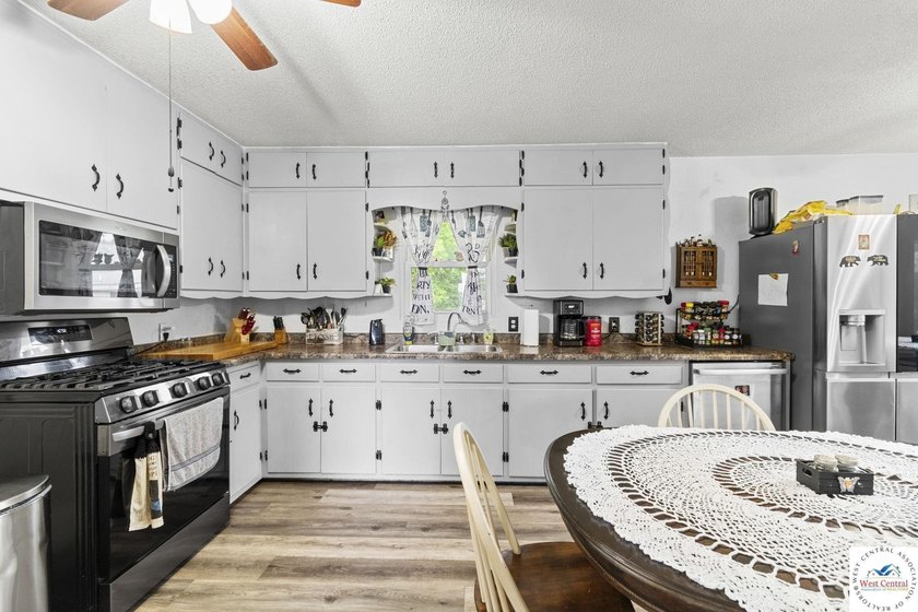 This well-cared-for 4 bedroom, 2 bathroom Warsaw home sits on a - photo 8