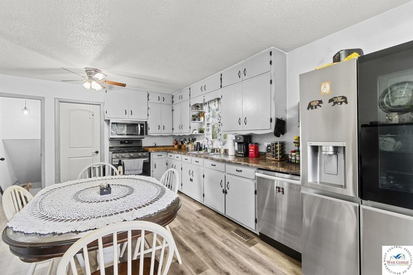 This well-cared-for 4 bedroom, 2 bathroom Warsaw home sits on a - photo 10