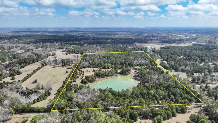 Cedar Pines Retreat offers a balance of convenience and privacy - photo 13