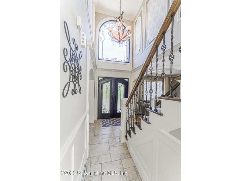 Gorgeous 4 bedroom, 4 bath, 2 Family Center Hall Colonial in - photo 4