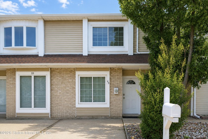 Welcome to this spacious and well-maintained two-bedroom condo - photo 2