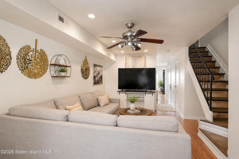 Welcome to this spacious and well-maintained two-bedroom condo - photo 5
