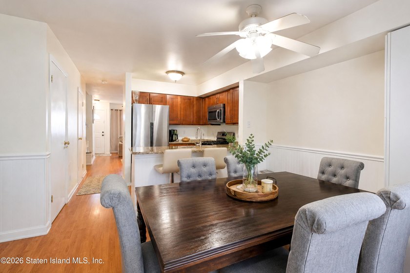 Welcome to this spacious and well-maintained two-bedroom condo - photo 8