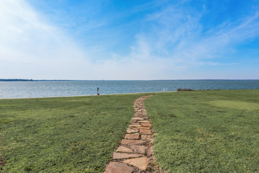 Amazing 4 bed 4 bath lake home on open water! Incredible views! - photo 13