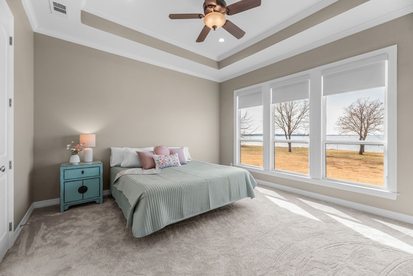 Amazing 4 bed 4 bath lake home on open water! Incredible views! - photo 37